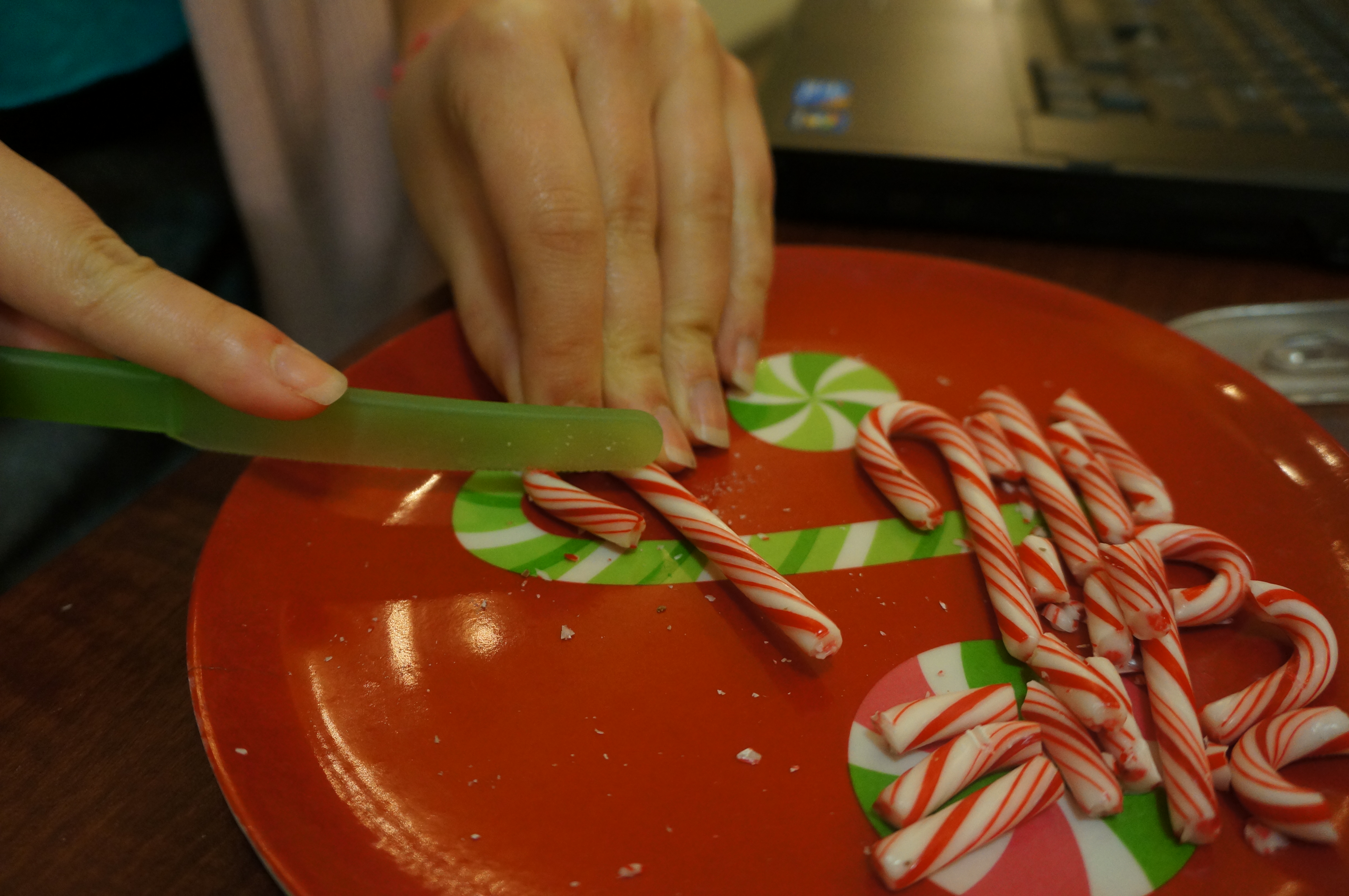 Use-a-serrated- knife-to-cut-the-candy-cane