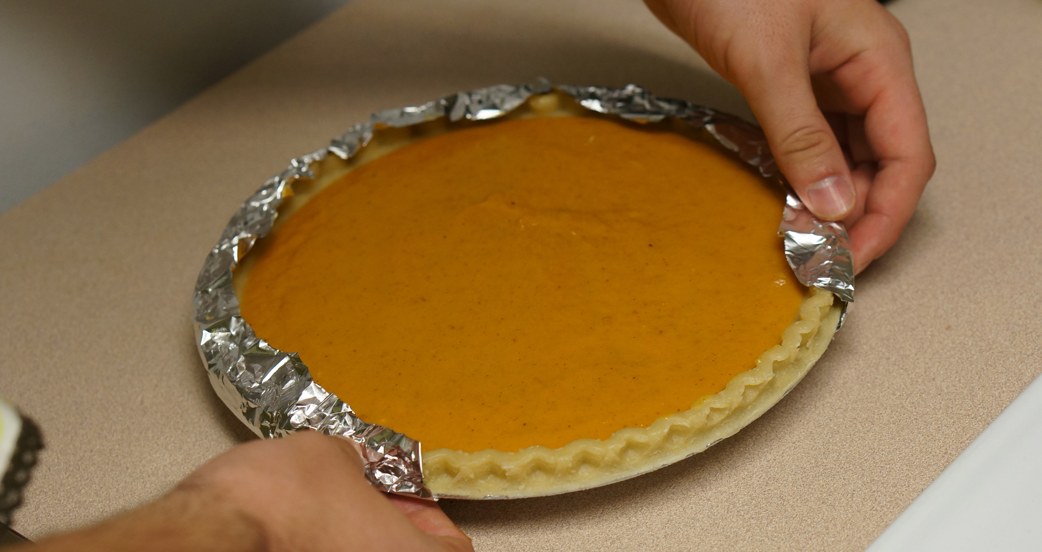 How-to-cover-pie-crust-with-tin-foil