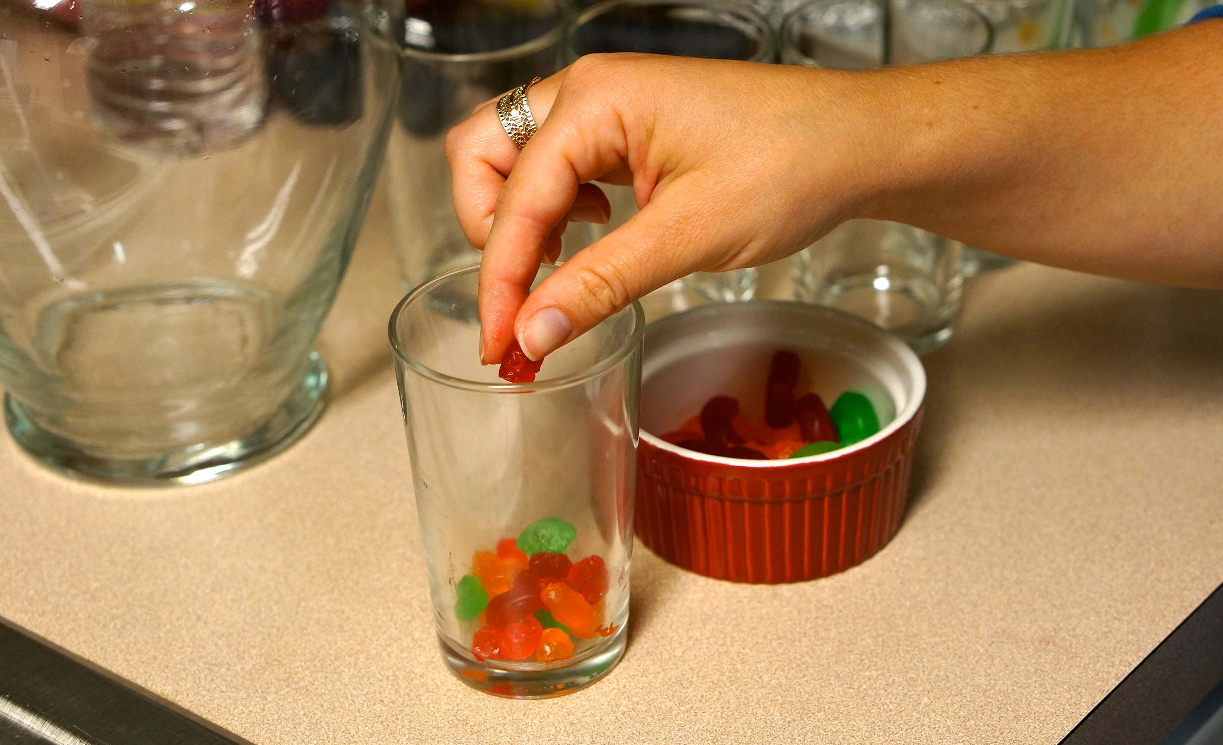 how to put gummies in jello